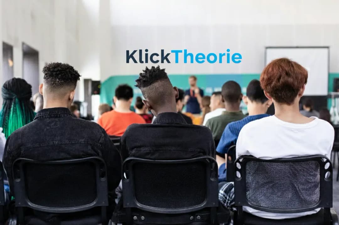 Leerlingen volgen aandachtig de auto theorie dagcursus in de klas.